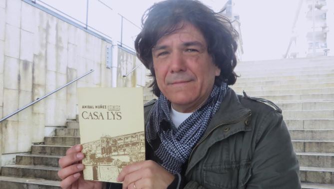 Pedro Salvado con la plaqueta original / Foto de Jacqueline Alencar