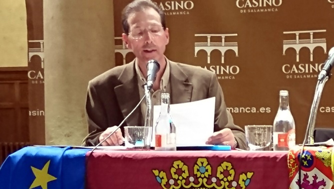 Miguel Ángel Diego, durante la presentación del libro en el Casino de Salamanca