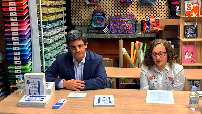 El escritor Raúl García Díaz ha presentado en Peñaranda su libro La verdadera historia de Ana y su perro