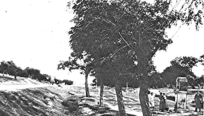 La fuente de Santa Teresa entre la finca de  Los Perales y Alba