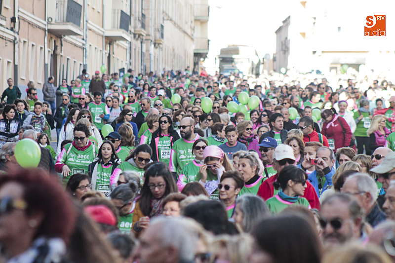 Miles de salmantinos en la marcha en la AECC
