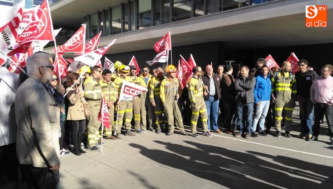 Un momento de la concentración que realizaron los trabajadores ante la sede de la Junta