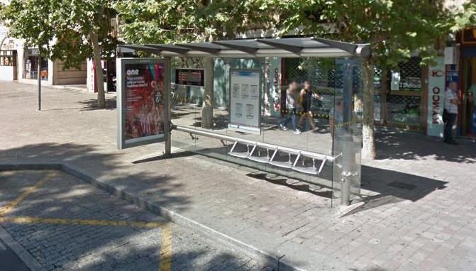 Parada de autobús en la avenida Reyes de España