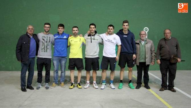 Finalistas de la edición 2016 junto con responsables municipales