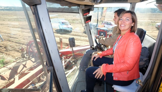 Milagros Marcos, en un tractor en una plantación de patatas