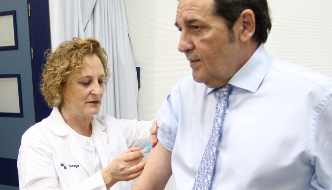 El consejero de Sanidad se vacuna frente a la gripe
