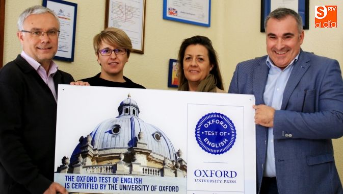 Profesores del colegio San Juan Bosco con el diploma entregado por la Universidad de Oxford / Foto de Alberto Martín
