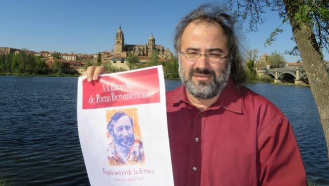 Alencart con el cartel del homenaje a Aníbal Núñez