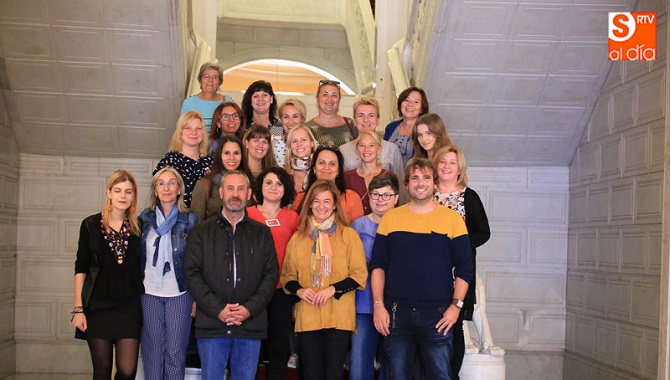 Foto familiar de la concejala con los estudiantes del programa