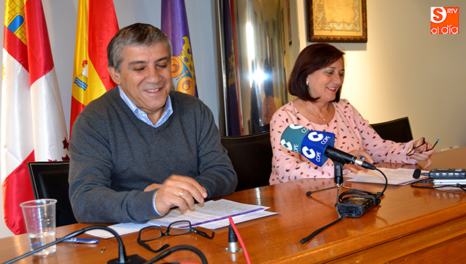 La alcaldesa Carmen Ávila y el concejal de Hacienda, Isidro Rodrígez, presentaban este martes las inversiones y los datos económicos del Ayuntamiento de este año