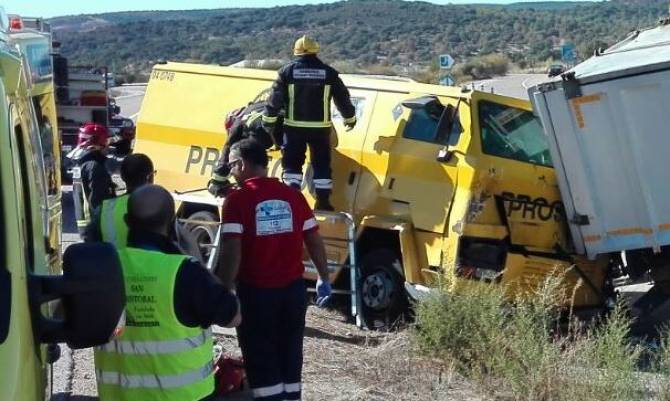 Intervención de los Bomberos tras el siniestro en la A-62