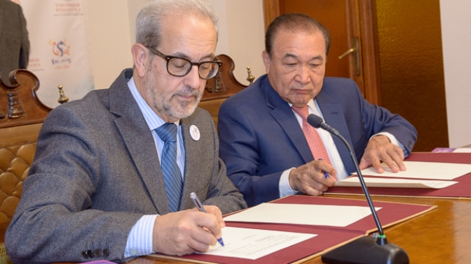 El rector de la Universidad de Salamanca, Daniel Hernández, y el director general de Notimex, la Agencia de Noticias del Estado Mexicano, Alejandro Ramos / Foto USAL