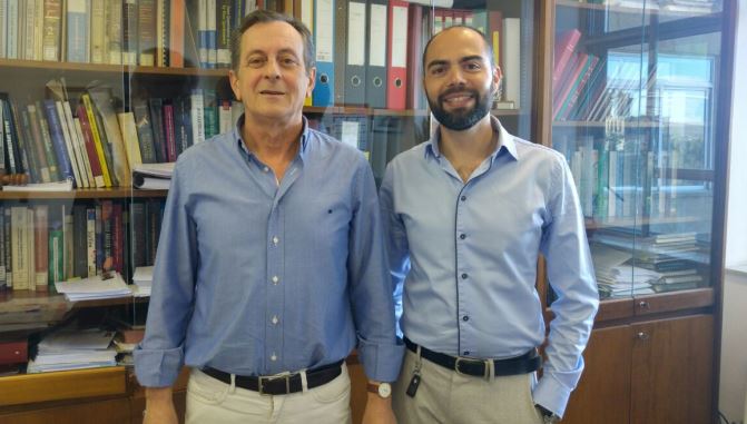 José Luis Pérez Pavón, catedrático de Química Analítica de la Universidad de Salamanca, junto al profesor de Química Analíta de la USAL, Miguel del Nogal