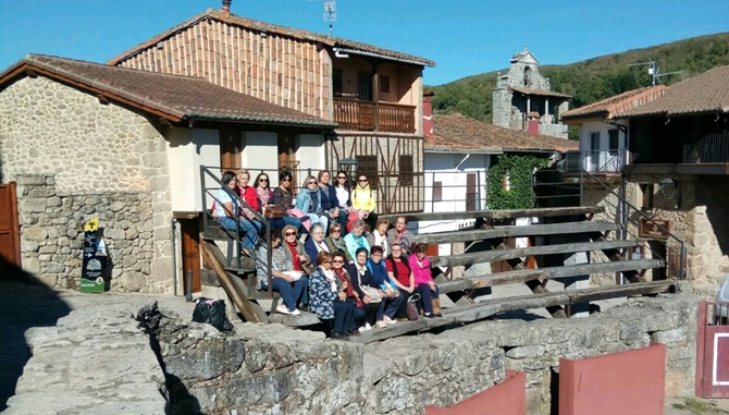 Grupo de participantes en la excursión a la sierra organizada por la Asociación de Mujeres