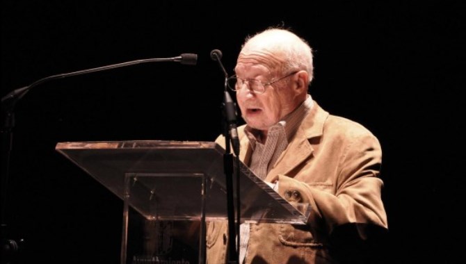 José Luis Najenson leyendo en el Teatro Liceo (José Amador Martín)