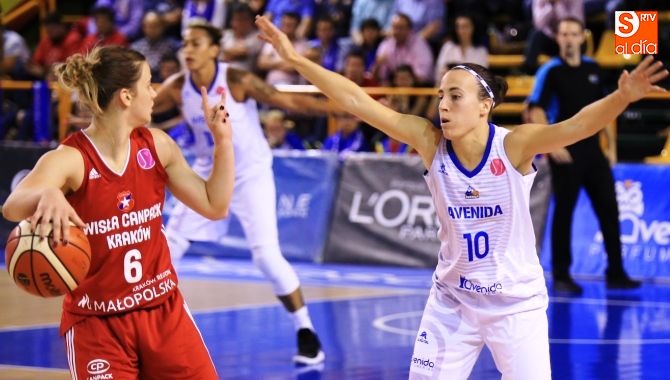 María Asurmendi, a la derecha, en el partido de este miércoles ante Wisla