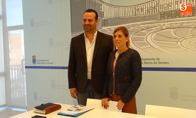 El alcalde, David Mingo, y la concejala de Economía, Chabela de la Torre