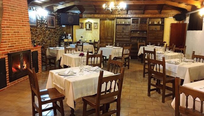 Uno de los acogedores comedores de El Quijote