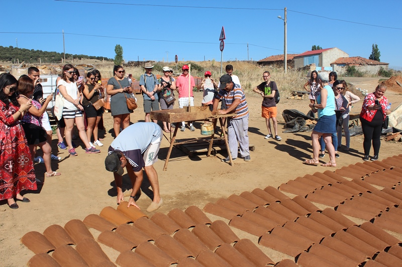 Estudiantes de Cursos Internacionales en la visita a un tejar en Horcajo Medianero. acompañados del IDES