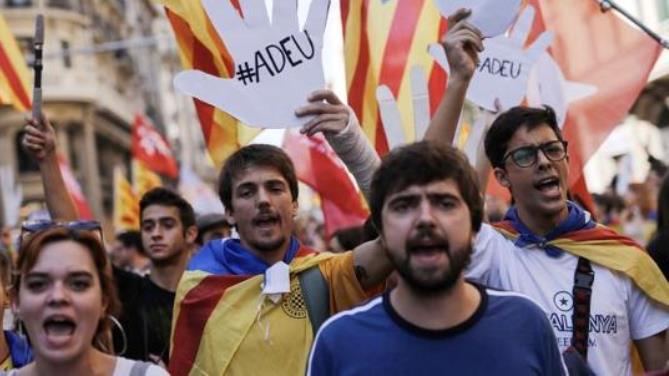 Catalanes en el exterior del Parlament. Foto: El Norte