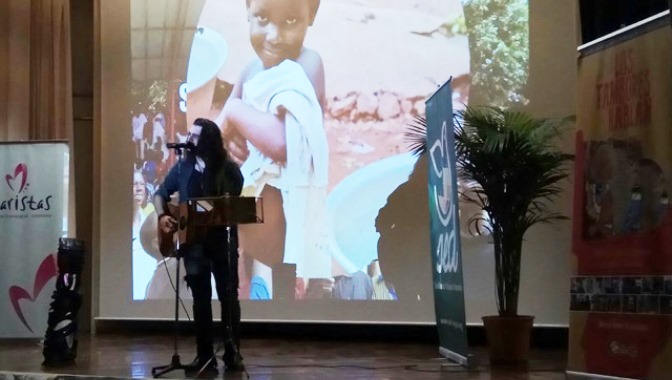 Franc Fernandez, cantautor, en el colegio Maristas Champagnat
