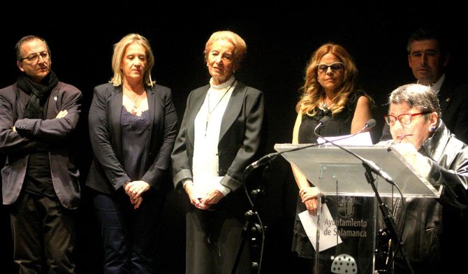 Lilliam Moro leyendo ante Elías, Salas, Fernández Labrador, Pérez y Barrera (foto de José Amador Martín)