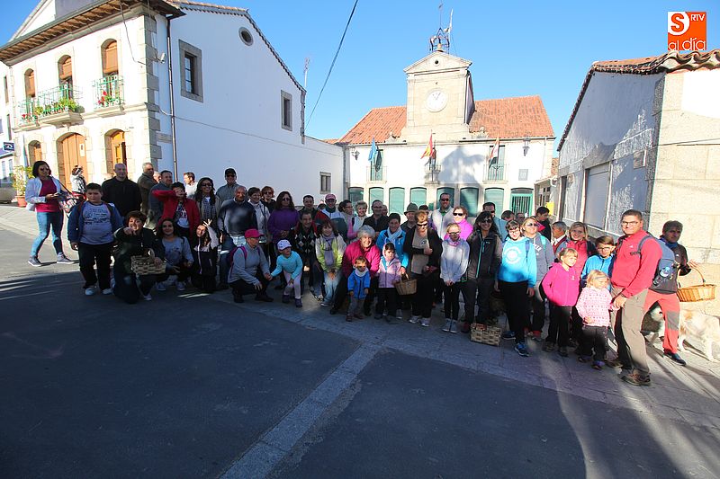 Cerca de medio centenar de personas participaron en la marcha matutina a por castañas