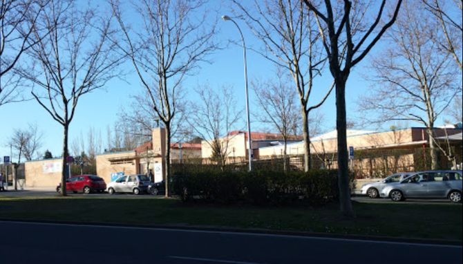 Atropellada por una moto junto a las piscinas de Garrido  