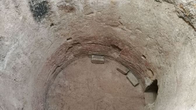 El Pozo de Nieve de más de siete metros de profundidad cubierto por una bóveda de pizarra