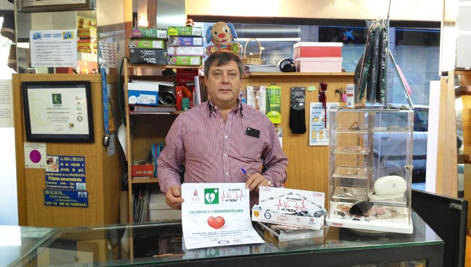 A la venta las pulseras solidarias Un corazón un DESA en Salamanca