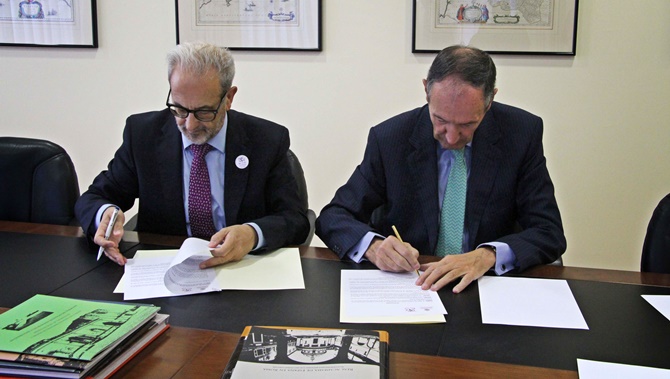 Un momento de la firma del convenio. Foto: Usal