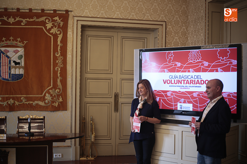 La concejala de Participación Social y Voluntariado,‭ ‬Carmen Sánchez Bellota, el y presidente de Asprodes, José Gómez Martín (Foto de Álex López)