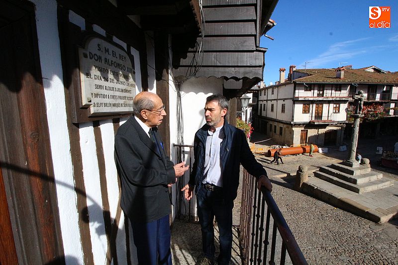 Alfonso Bullón, marqués de Selva Alegre, y el alcalde albercano, Miguel Ángel Luengo, junto a la placa conmemorativa de la visita de Alfonso XIII