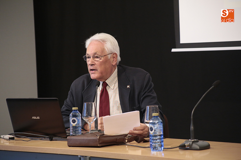 Juan González Ruiz, en la Feria del Libro Antiguo y de Ocasión. Foto: Alejandro López