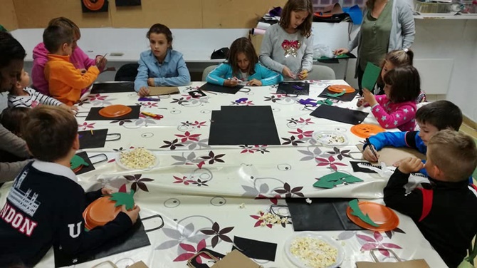 Taller de decoración de bolsas de Halloween en Valverdón. Foto: AytoValverdón