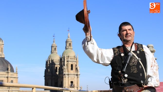 El Mariquelo saluda desde lo alto de la Catedral. Fotos: Alberto Martín
