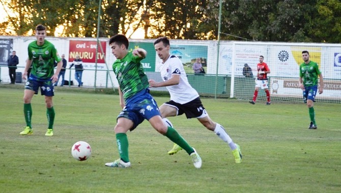 Momento del partido entre el Astorga y el Salmantino el pasado domingo
