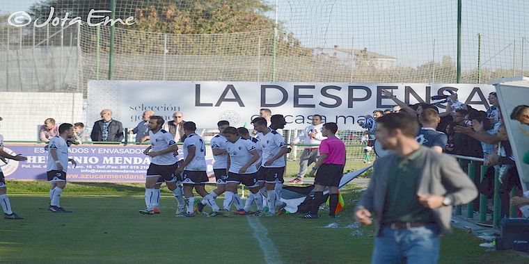 Los jugadores del CF Salmantino UDS celebran un gol en Astorga.