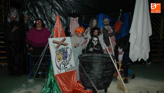 Pequeños y mayores disfrutan de la fiesta de Halloween en Vitigudino