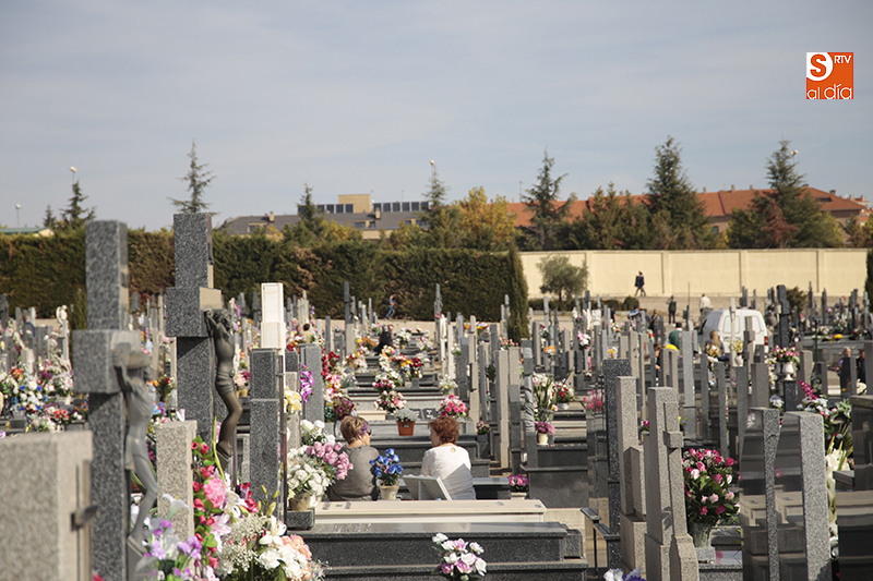 Los cementerios reciben la visita de miles de personas