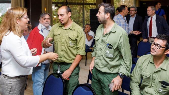 La directora de distribución en Castilla y León, Eva Mancera, junto a empleados