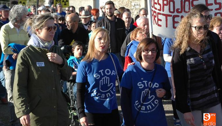 Manifestantes contra la mina en la última concentración de Villavieja de Yeltes