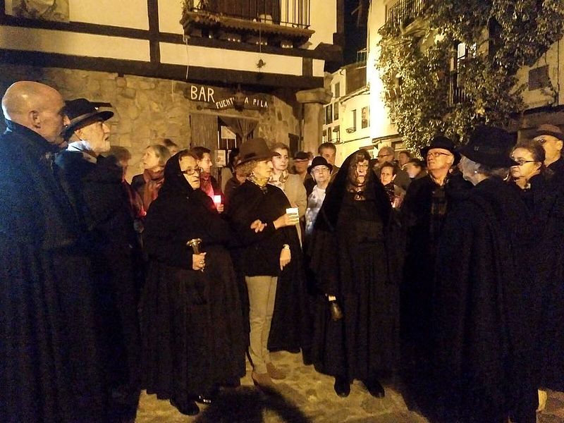 La nocturna comitiva acompañó a las dos Mozas de Ánimas en su periplo por las calles