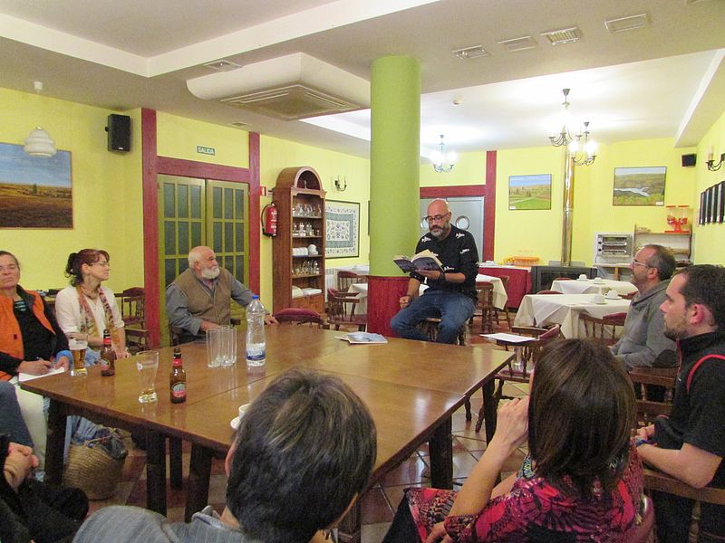 José Carlos Martínez compartió personalmente sus versos con el público