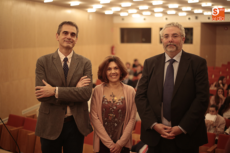  José Luis Pardo Cuerdo, embajador para Asuntos Migratorios del Ministerio de Asuntos Exteriores, Isabel Valle de Juana, directora General de Relaciones Institucionales de la Junta, y Luis González Alonso, director del Centro Europe Direct Salamanca (Foto