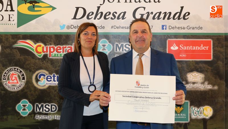 Entrega del diploma que reconoce a Dehesa Grande como Sociedad Cooperativa Prioritaria