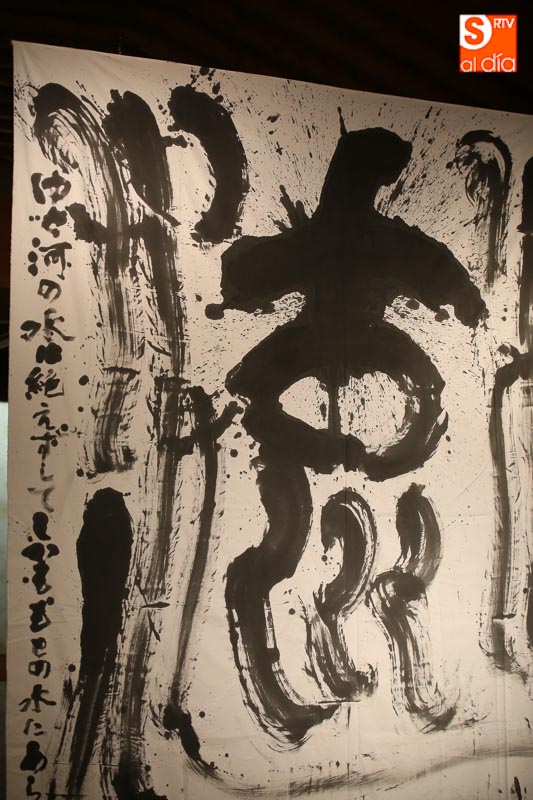 Foto 5 - El arte de la caligrafía sobre tela en la muestra ‘El viento’, de Ryuho Hamano  