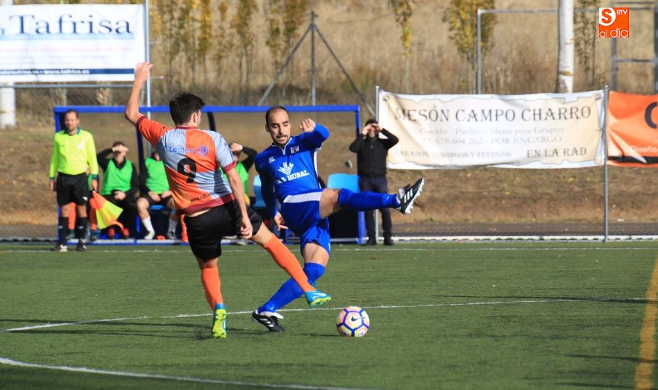 Un jugador del Carbajosa disputa un balón con un rival toresano