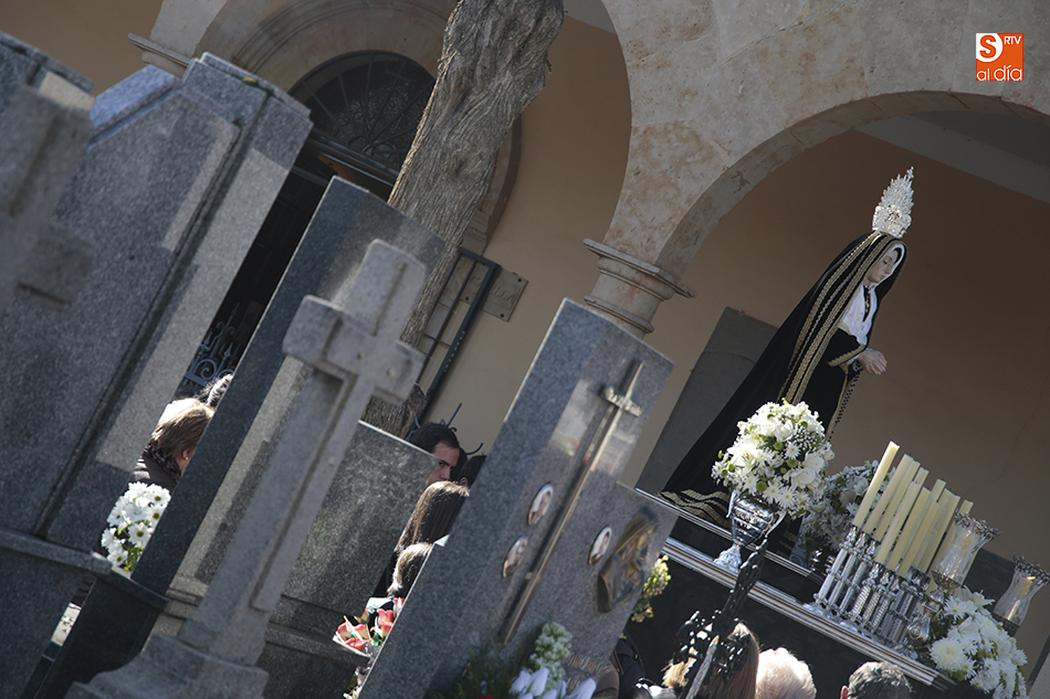 Procesión Soledad en el cementerio de Salamanca / Foto de Alejandro López