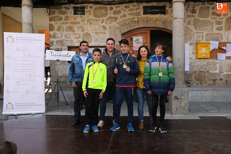 Javier Montero recibiendo su trofeo como campeón cadete de la V Carrera de los Lagares Rupestres